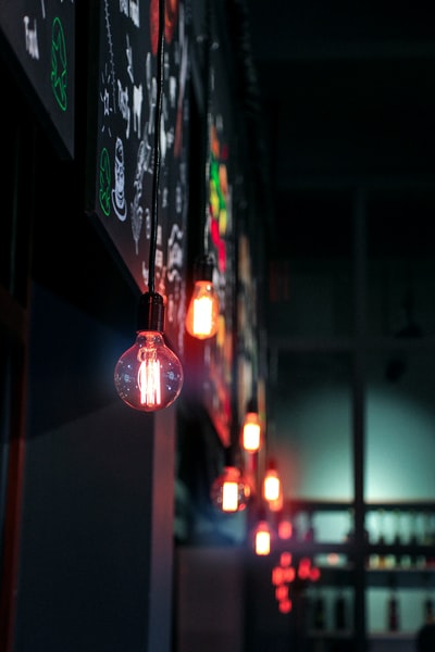 吊灯LED灯在墙壁附近发光